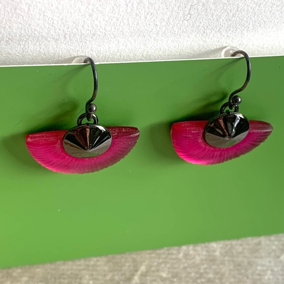 ALEXIS BITTAR • Vintage Neon Pink Lucite Hand Carved Fan Earrings - Picture 5 of 12
